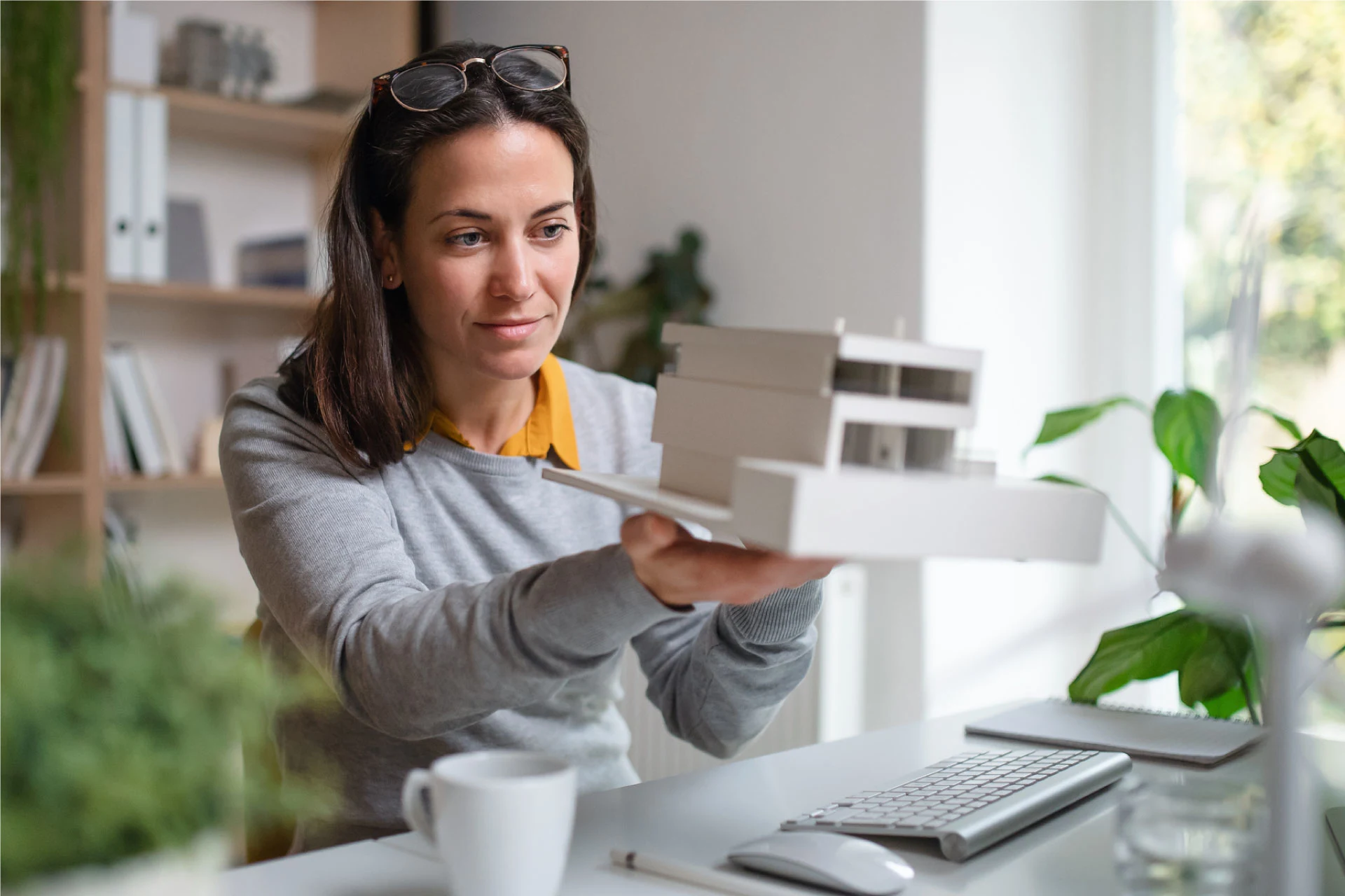 Person presenting a scale model during a digital transformation discussion