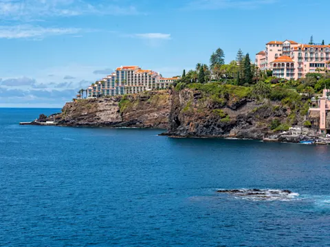 Caniço ligt hoog boven zee, met uitzicht dat je blijft bij. Neem een duik in natuurlijke zwembaden, ontdek de levadas van Madeira en proef lokale wijn bij zonsondergang. Pure rust met een vleugje avontuur.