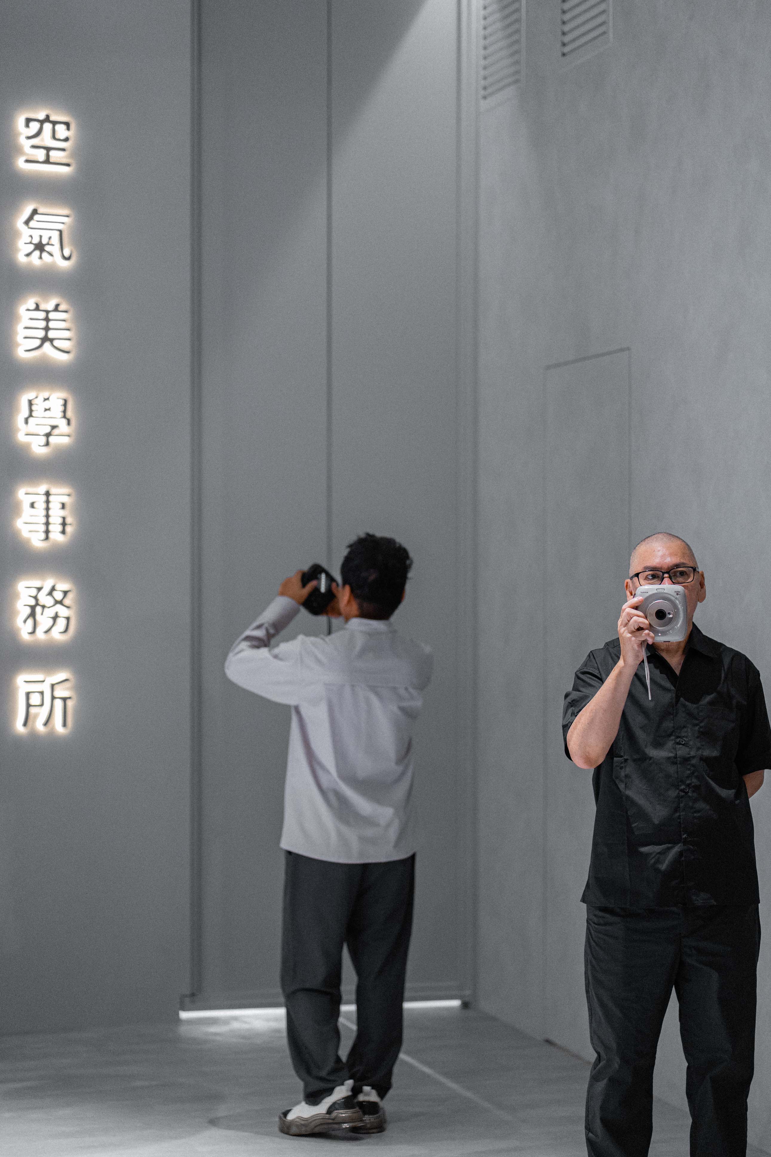國際導演蔡明亮與亞太影帝李康生於「空氣美學事務所」微風信義門市，以拍立得拍攝並分享空氣美學所見瞬間，捕捉空間中無形的美感。