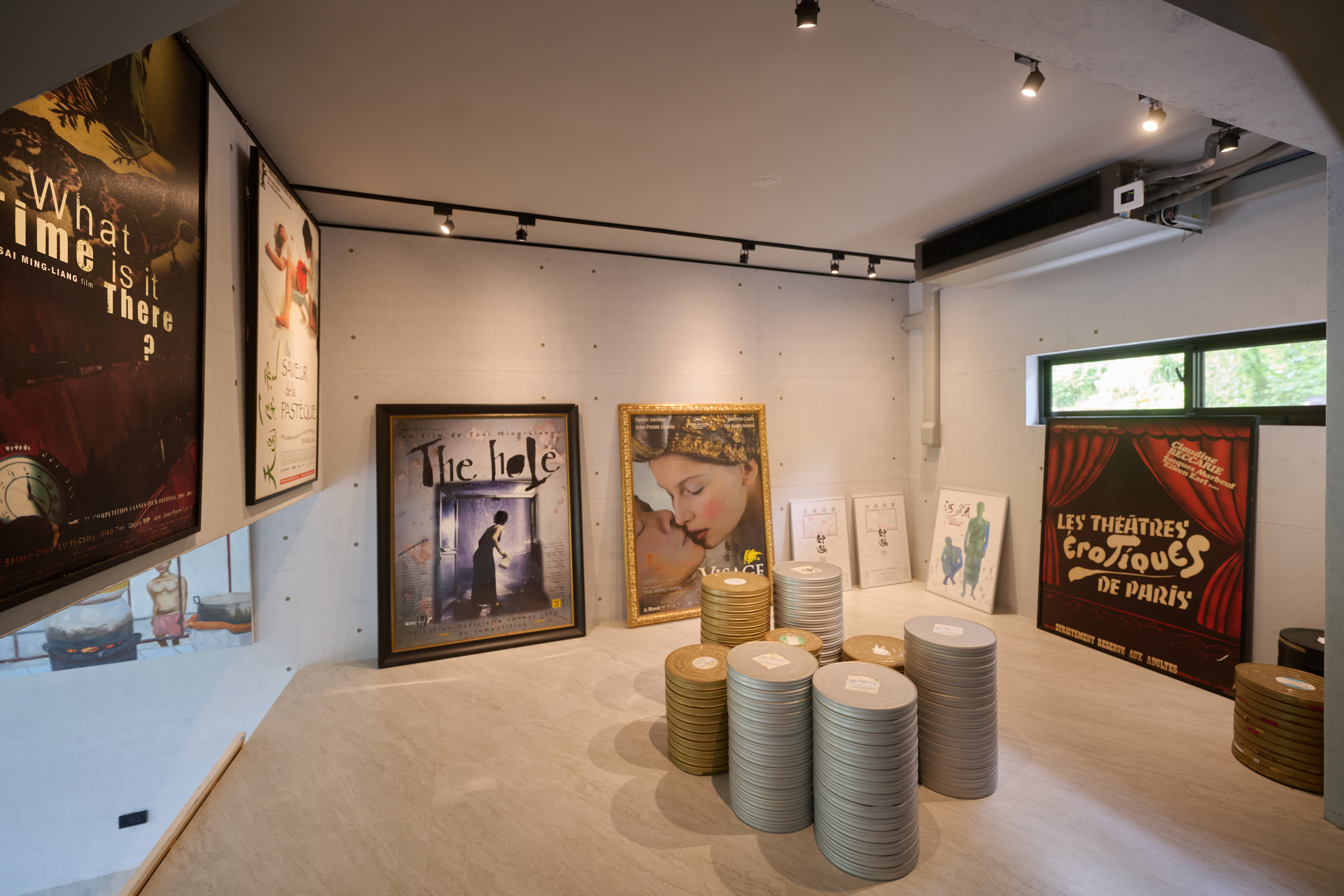 藝術空間展廳另一角度，吊隱式空調與電影膠捲、海報展示共存