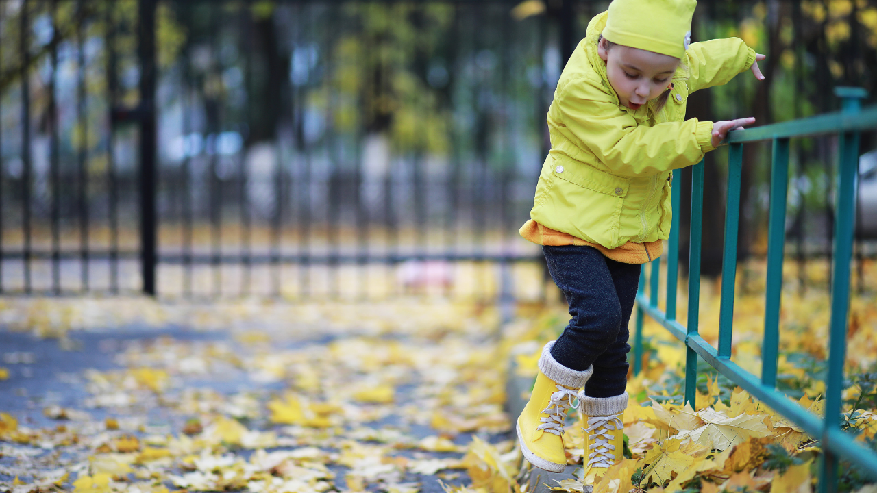 Créer de saines habitudes d’activité physique chez vos enfants – Un enfant marche sur des feuilles mortes 