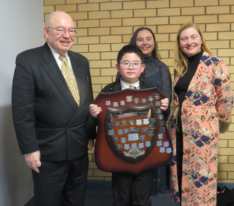 The Alma Hopkins Memorial Trophy was judged at the Grand Concert by Carl Earle, Robyn Ryan & Stassi Aus-tin who awarded the trophy to Zachary Li of Nicholls ACT