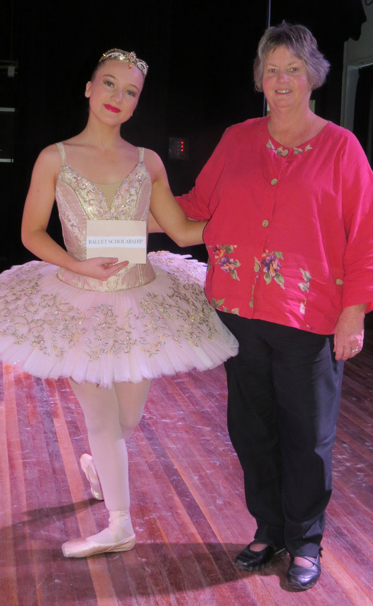 Eisteddfod President Mandy Charnock with the winner of the Open Ballet Scholarship Coco Sands of Leeton