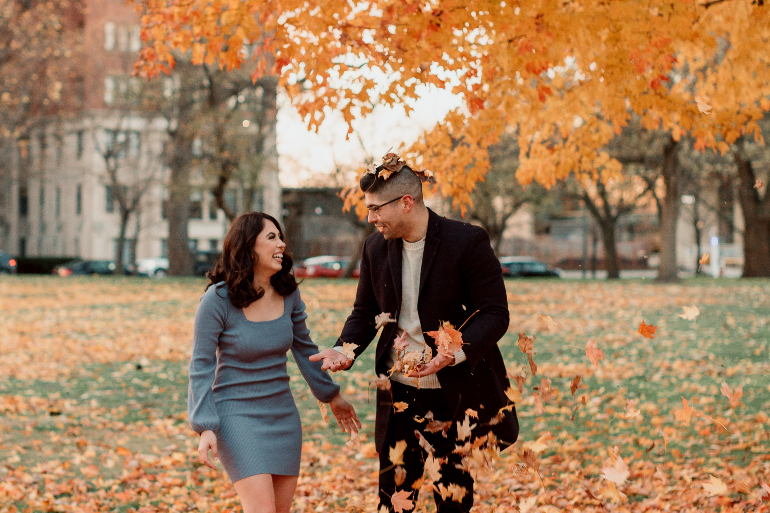 Cozy fall engagement photo ideas in the park