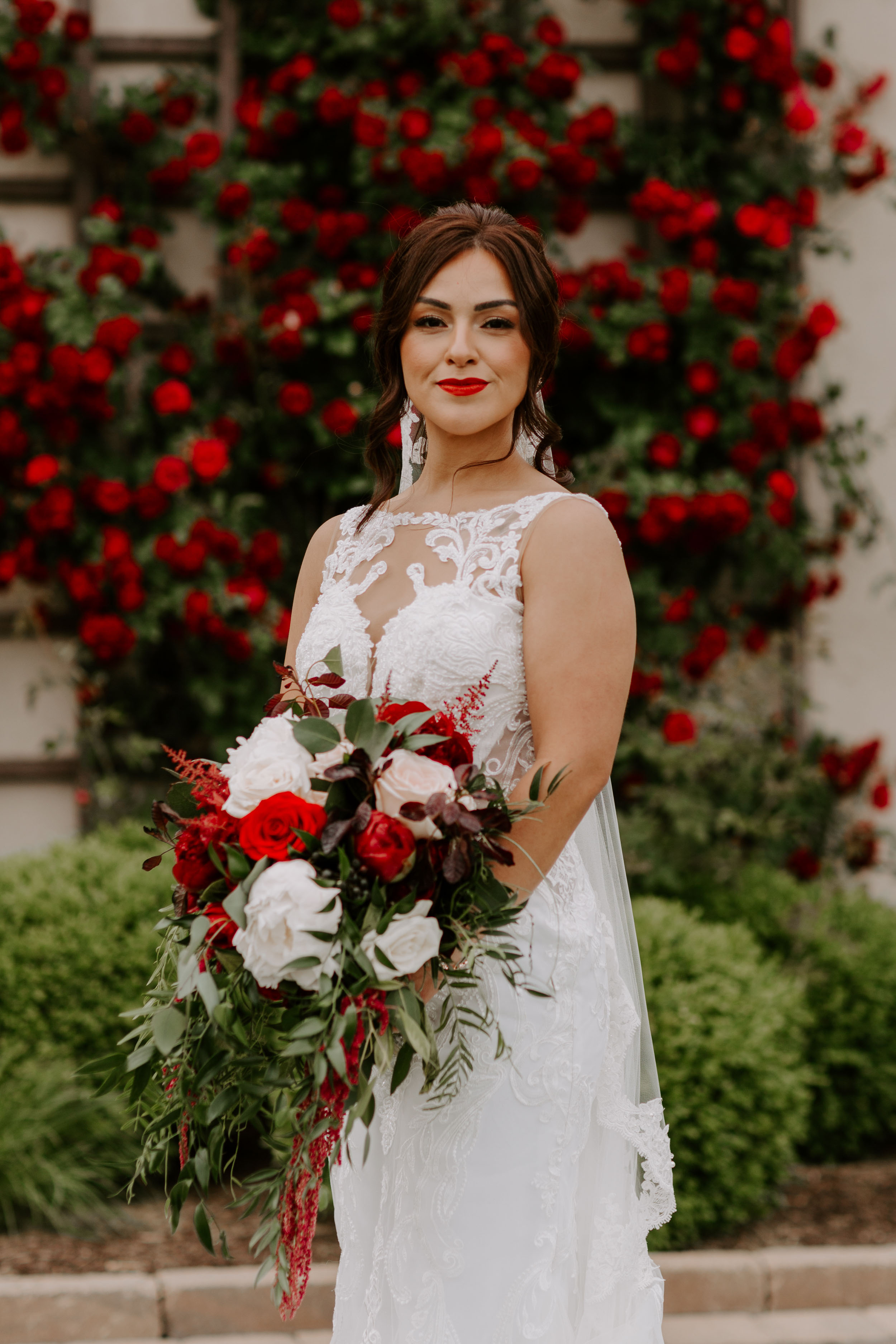 Portrait of Bride With Red Bouquet | Mistwood Golf Club Wedding | Chicagoland Country Club Weddings | Best Golf Courses for Weddings
