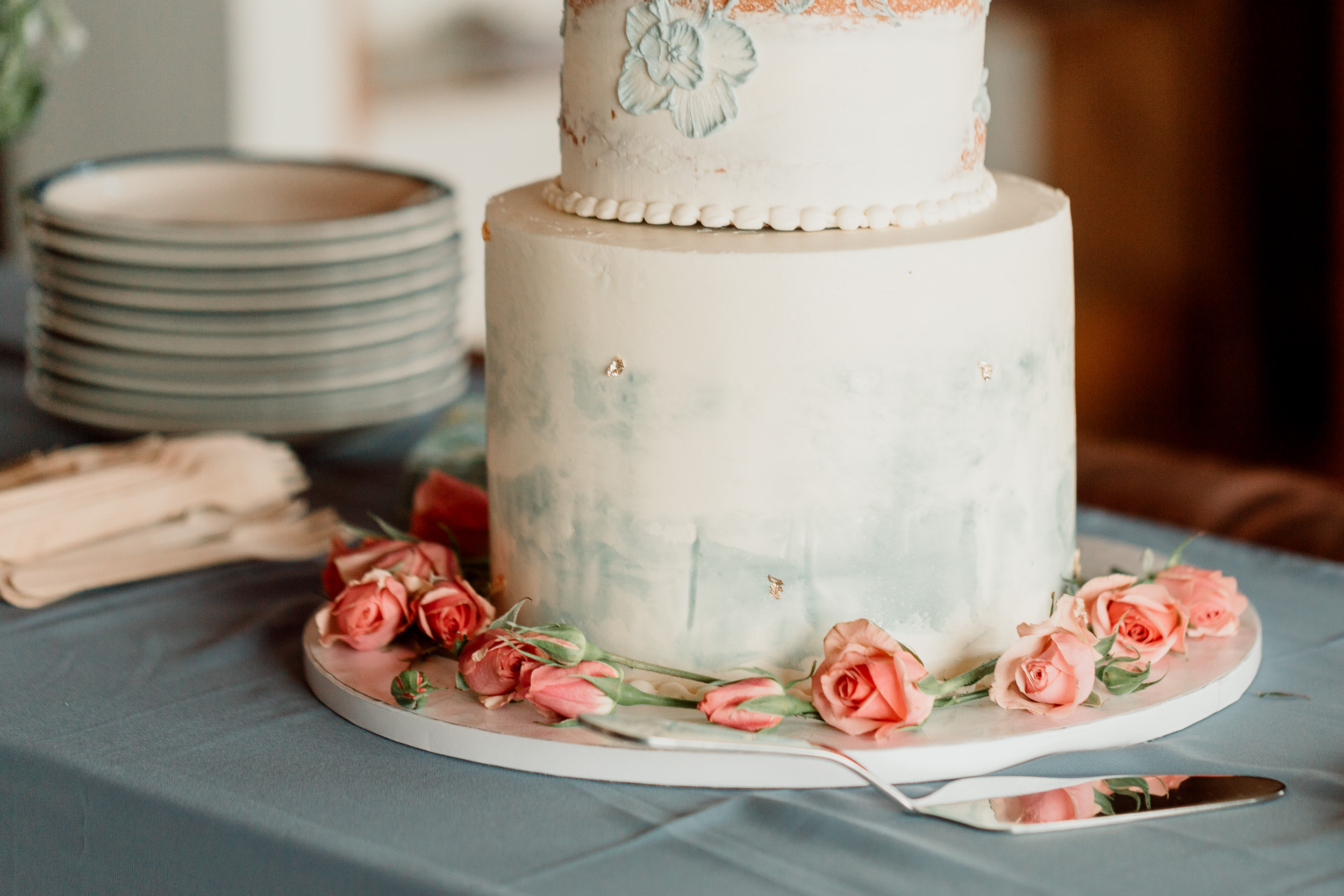 Unique wedding cake with flowers | Galena Illinois Airbnb Wedding | Wedding Photographer | Eagle Ridge Galena Wedding | Outdoor Wedding Inspiration | Small Intimate Elopement Wedding