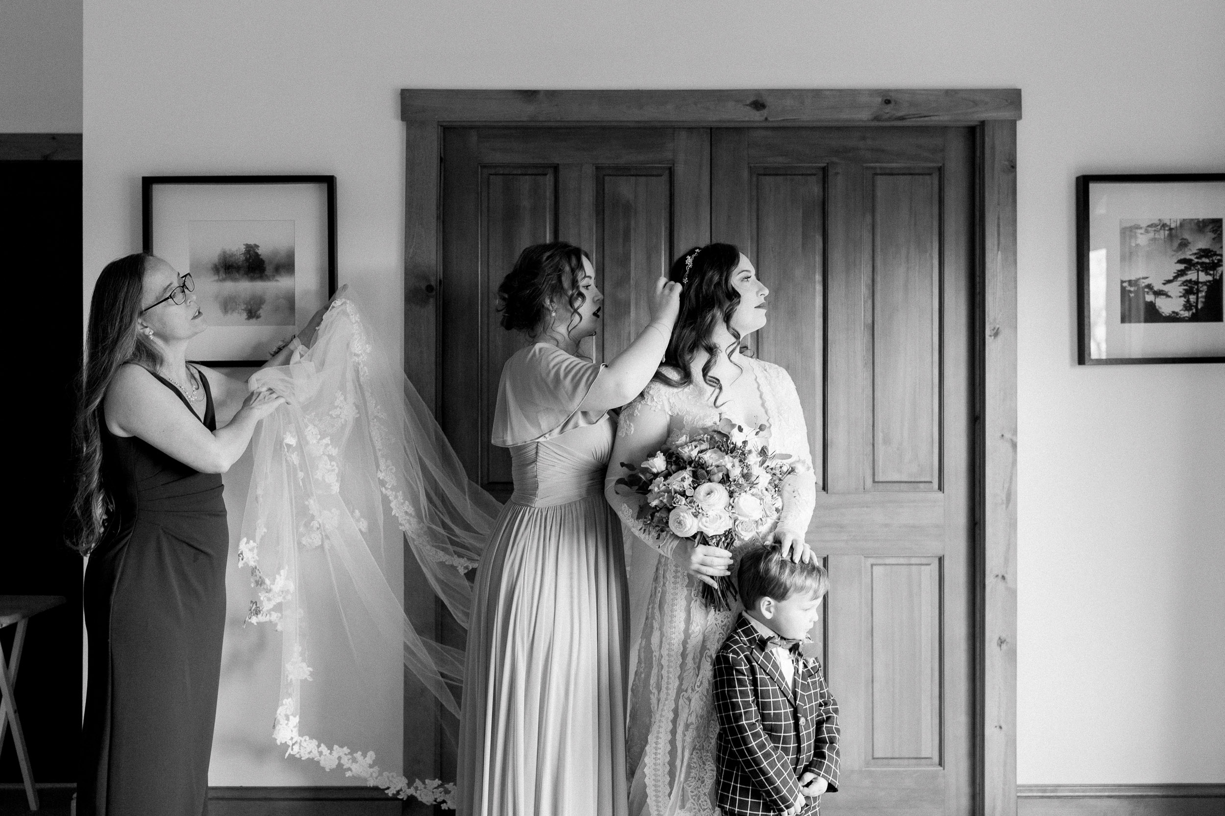 Bridesmaids helping bride get ready for wedding | Galena Illinois Airbnb Wedding | Wedding Photographer | Eagle Ridge Galena Wedding | Outdoor Wedding Inspiration | Small Intimate Elopement Wedding
