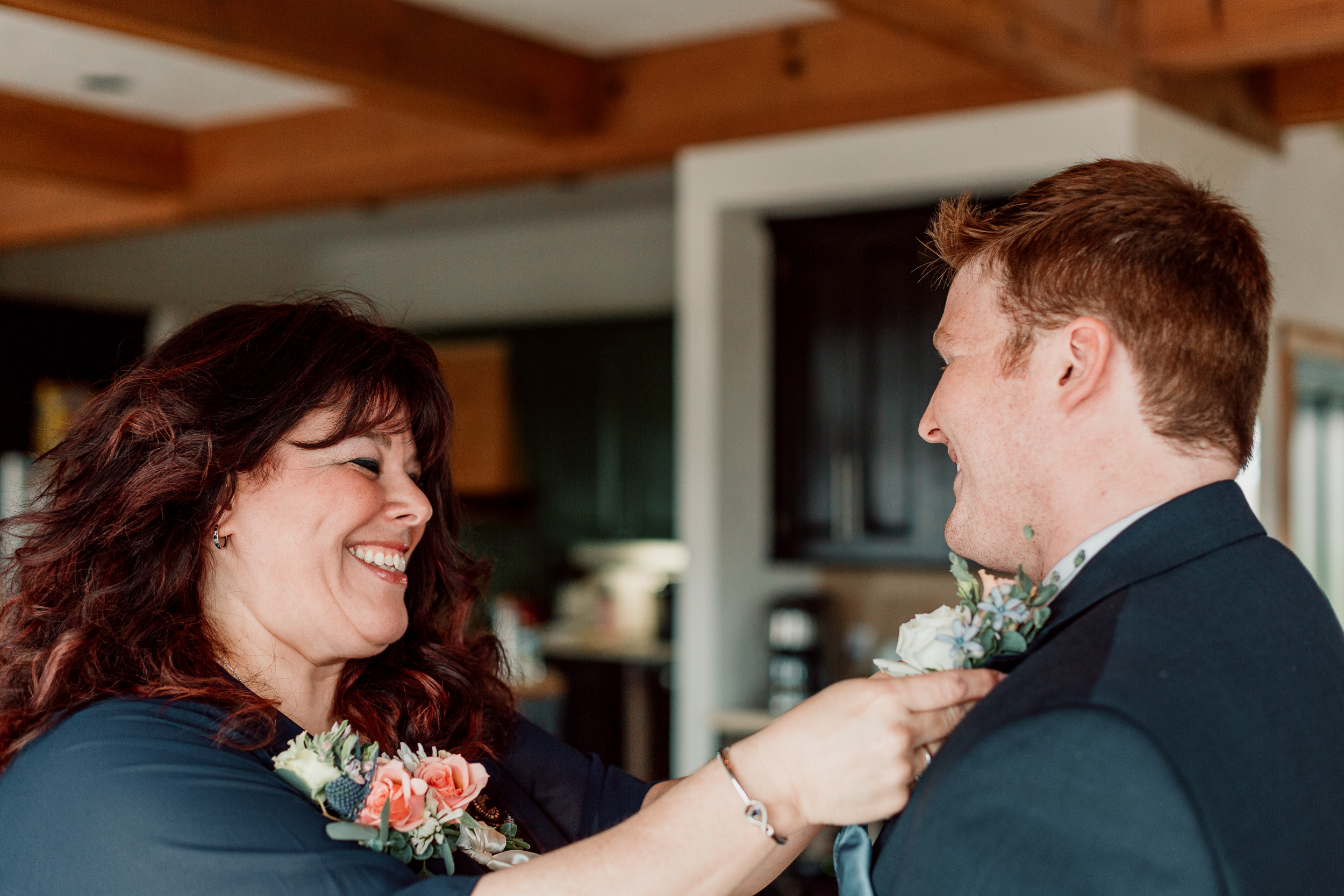 Groom getting ready | Groom's boutonniere | Galena Illinois Airbnb Wedding | Wedding Photographer | Eagle Ridge Galena Wedding | Outdoor Wedding Inspiration | Small Intimate Elopement Wedding