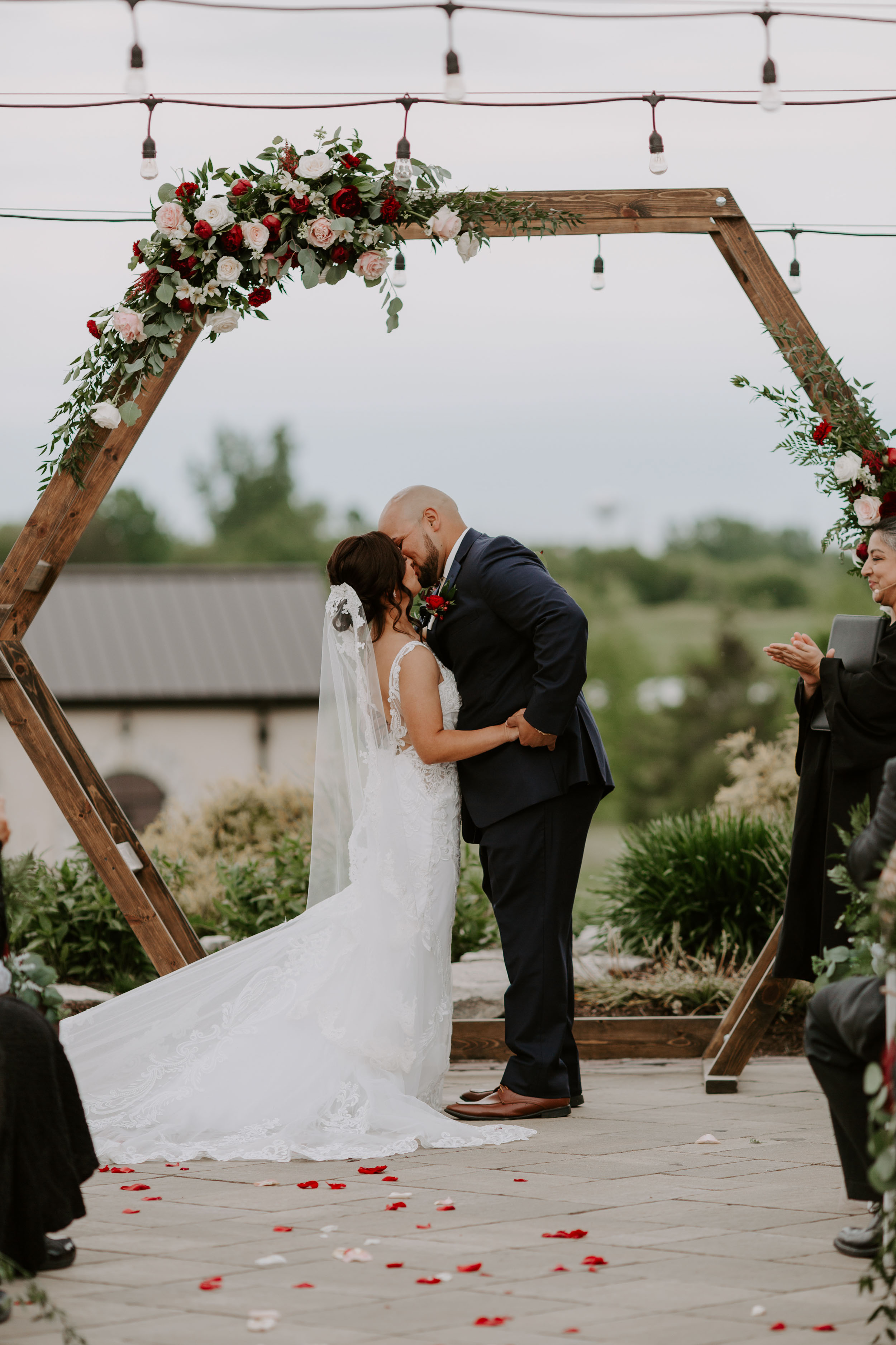 First Kiss Under Wedding Arch | Mistwood Golf Club Wedding | Chicagoland Country Club Weddings | Best Golf Courses for Weddings
