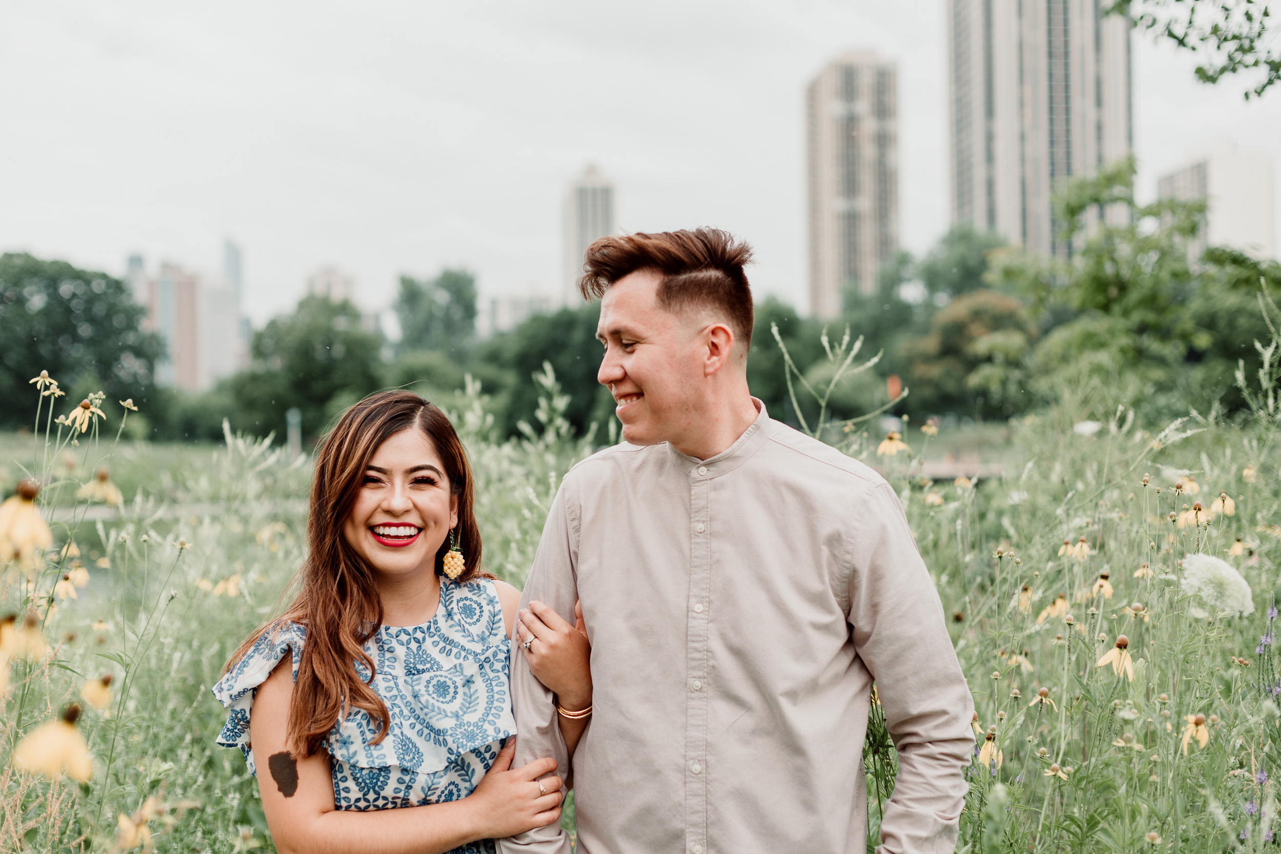 how-to-choose-matching-outfit-for-engagement-session-chicago-engagement-photographer-rousary-photography