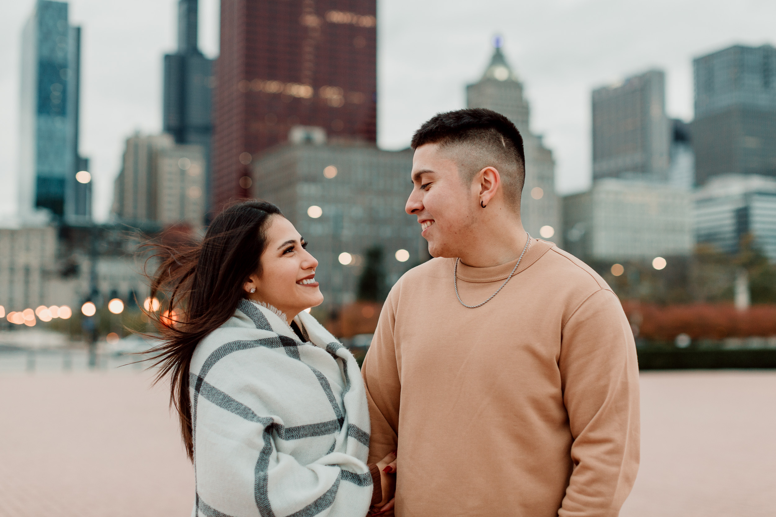 how-to-choose-outfit-for-engagement-session-chicago-engagement-photographer-rousary-photography-accessories