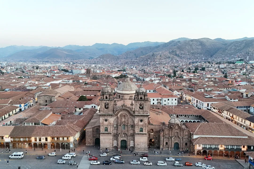 Cover Image for Cuando las piedras hablan: Los secretos ancestrales que Sacsayhuamán revela a quienes saben escuchar