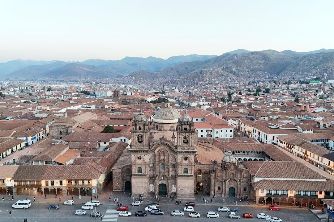 Cover Image for Cuando las piedras hablan: Los secretos ancestrales que Sacsayhuamán revela a quienes saben escuchar