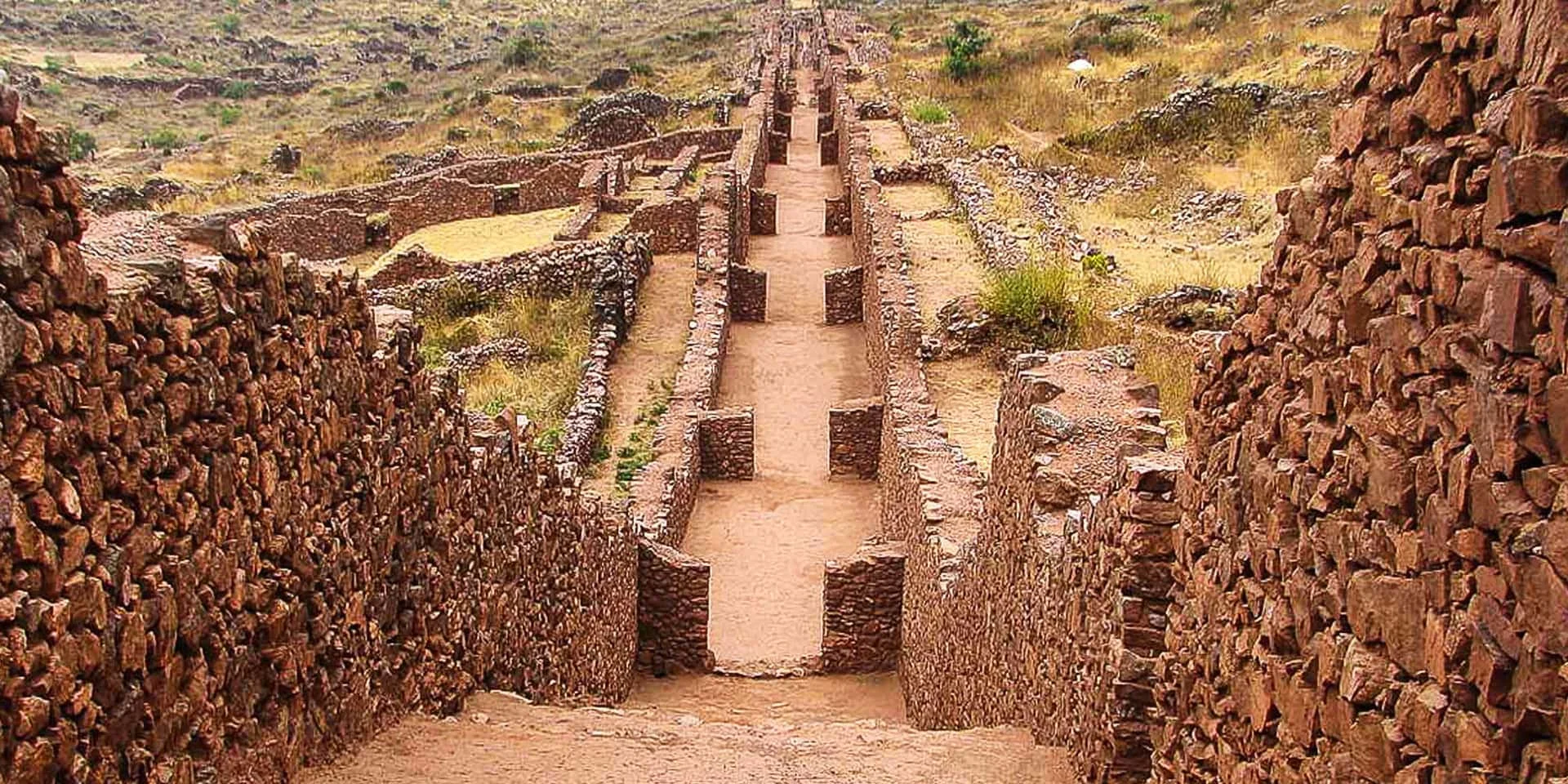 Cover Image for Pikillaqta: Donde los Wari Susurran Secretos Milenarios en el Valle Sagrado