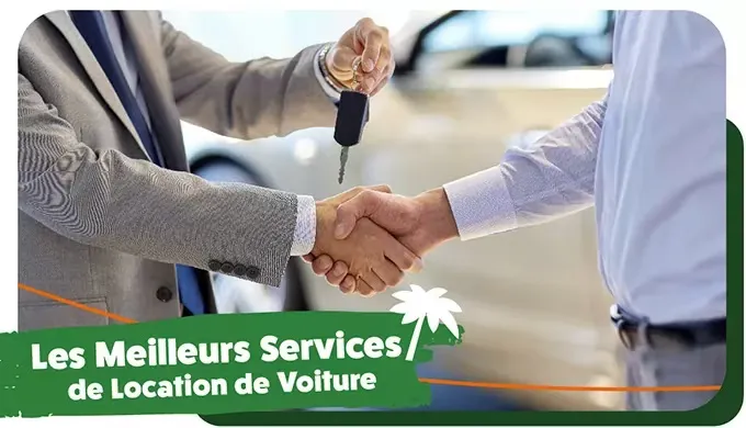 Conseillère Tropicar remettant les clés d’une voiture avec kilométrage illimité et assistance 24h/24 7j/7