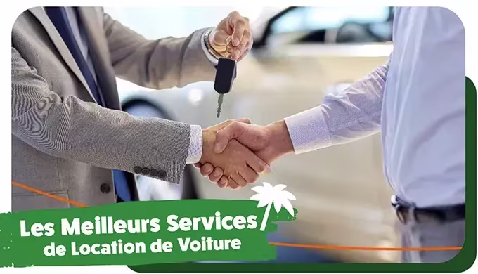 Conseillère Tropicar remettant les clés d’une voiture avec kilométrage illimité et assistance 24h/24 7j/7