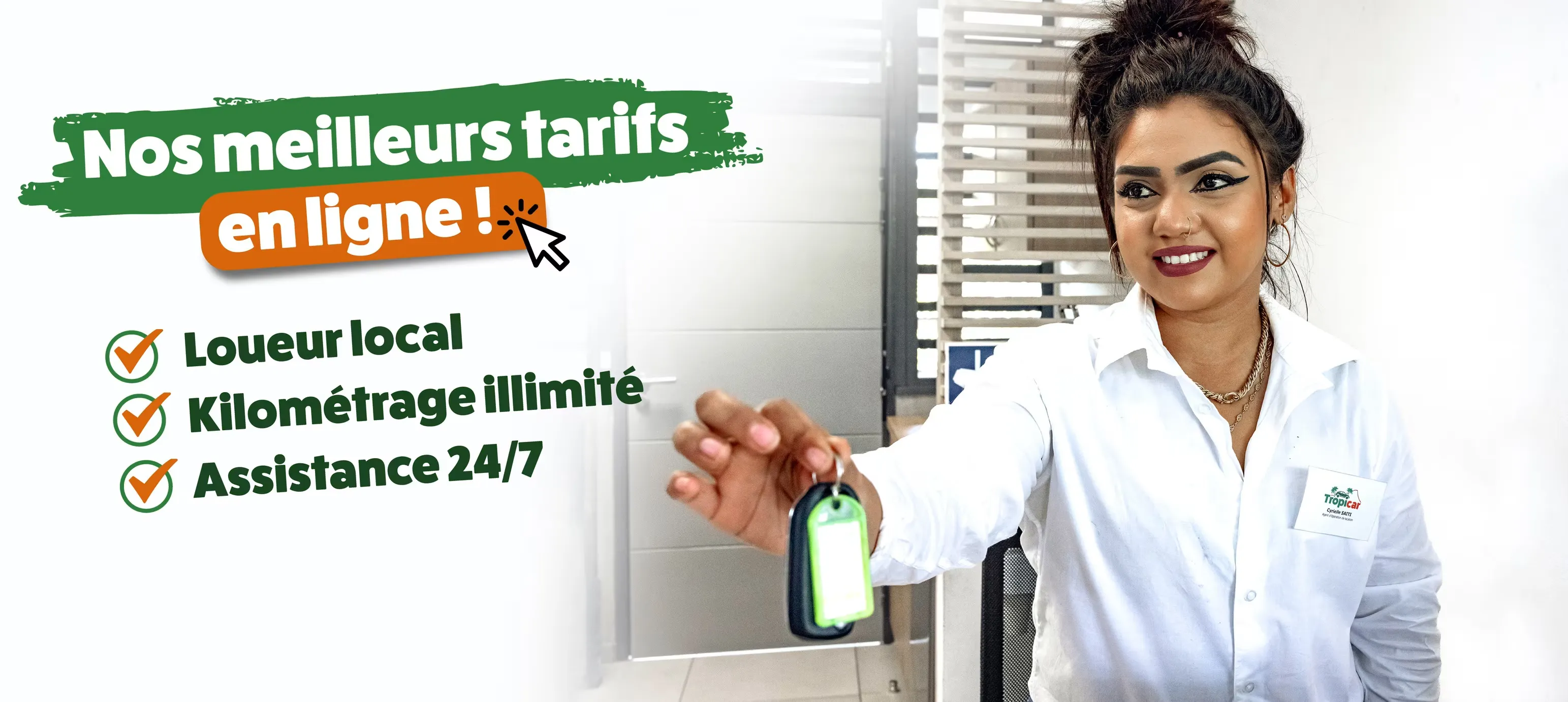 Conseillère Tropicar remettant les clés d’une voiture de location à La Réunion