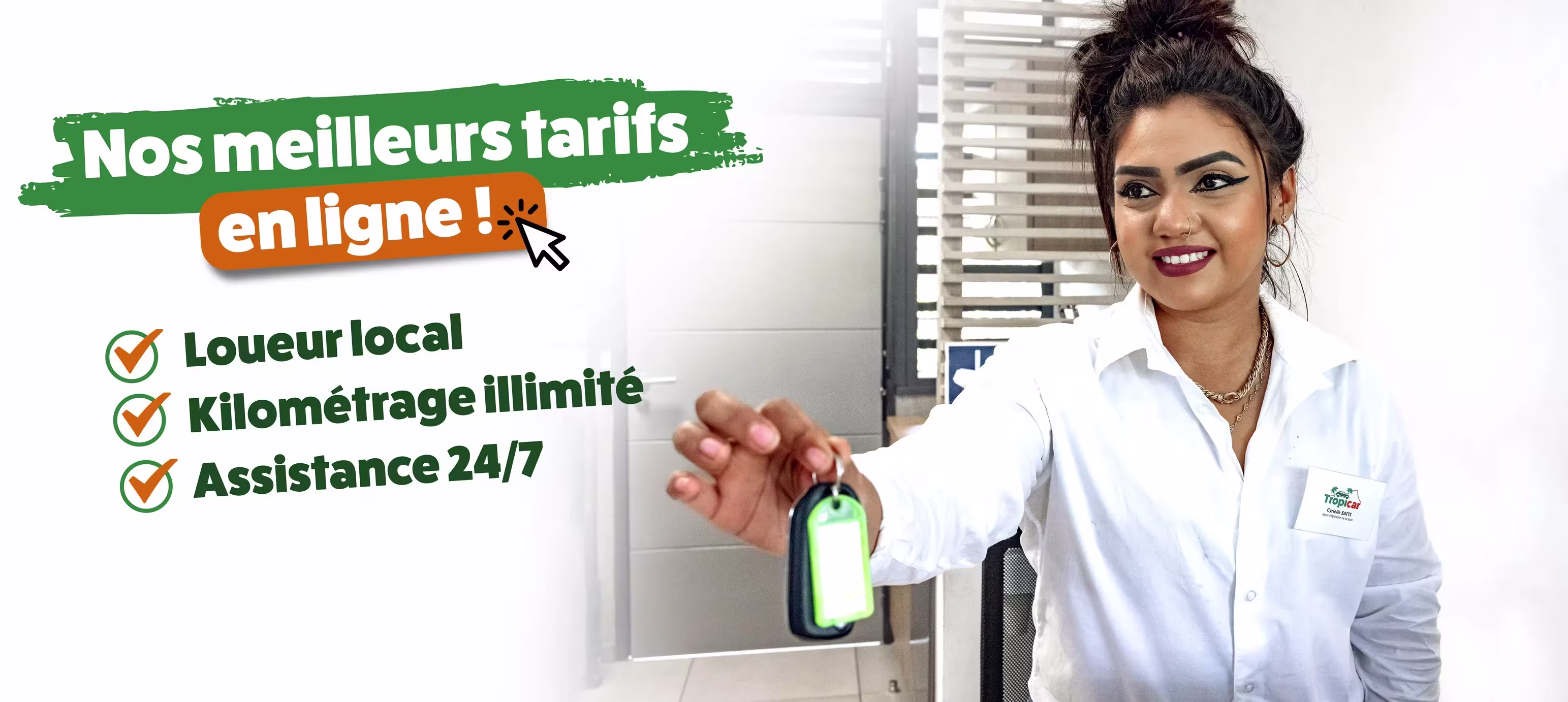 Conseillère Tropicar remettant les clés d’une voiture de location à La Réunion