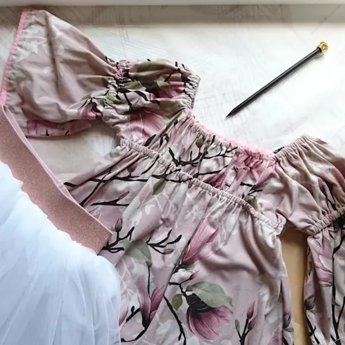 Saumuri Marialla on omasta takaa, mutta ompelukonetta tarvitaan välillä viimeistelyhommiin. (Kuva: Maria Niemonen)