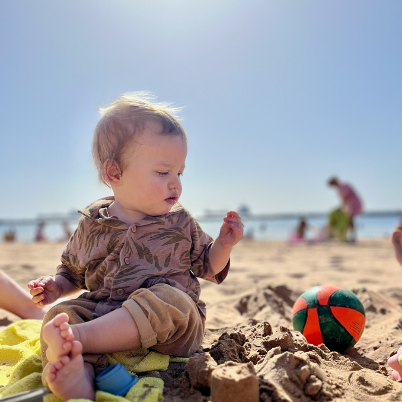 Baby Lou op het strand