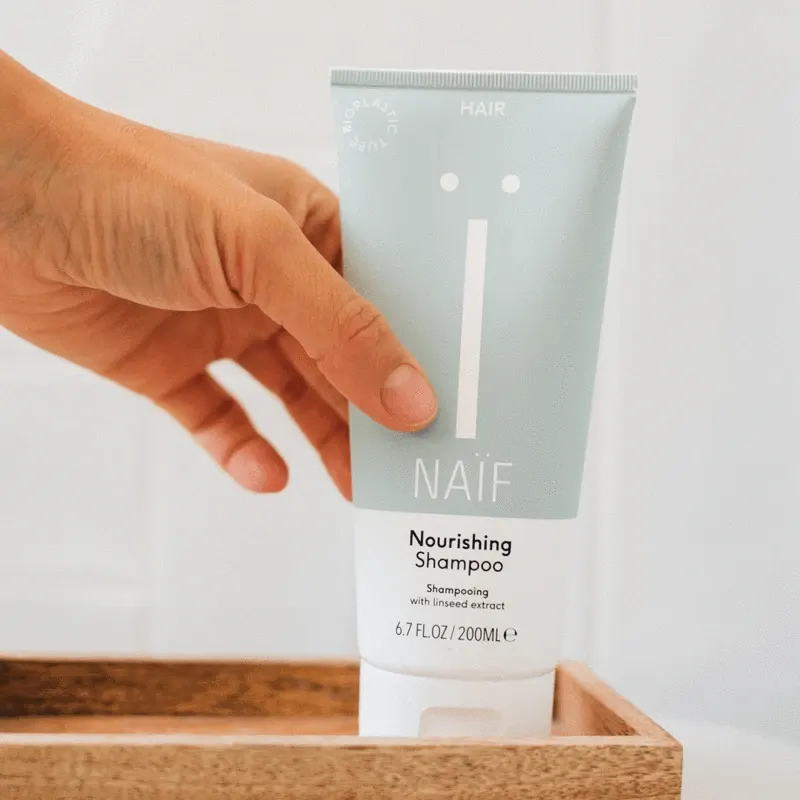 Verzorgende Shampoo op plank