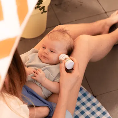 Moet je een pasgeboren baby insmeren met zonnebrand?