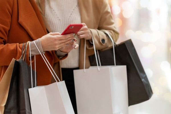 Shop smart and avoid scams this holiday season