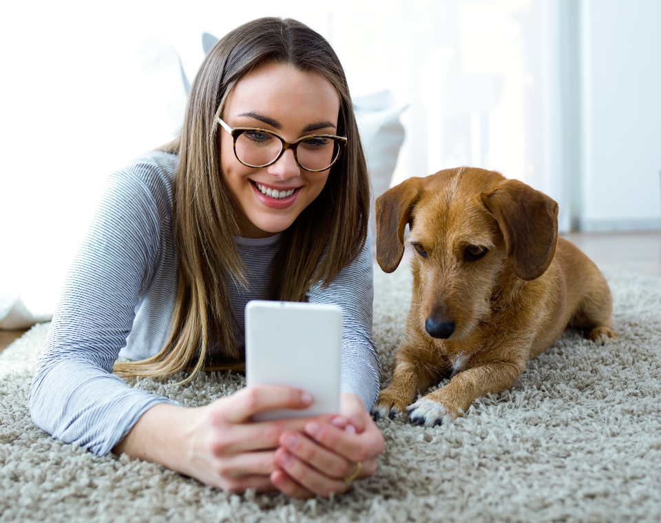 woman_dog_phone_test