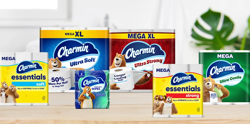 Varios paquetes de papel higiénico Charmin en una repisa