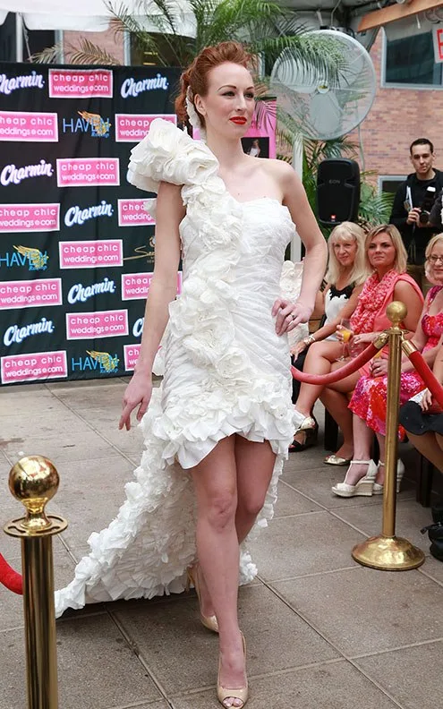 Vestido de novia de papel higiénico