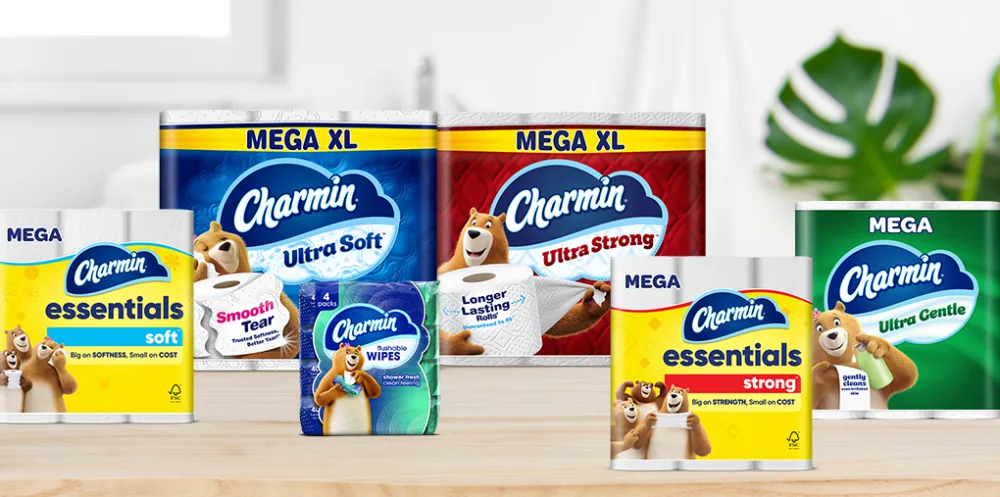 Varios paquetes de papel higiénico Charmin en una repisa