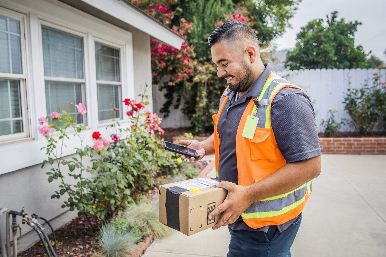 Παράδοση δέματος σε επαρχιακή κατοικία από courier με χρήση συστήματος tracking