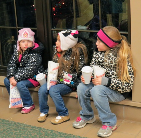 Kids eating popcorn and drinking hot chocolate at Miller Park Zoo. 