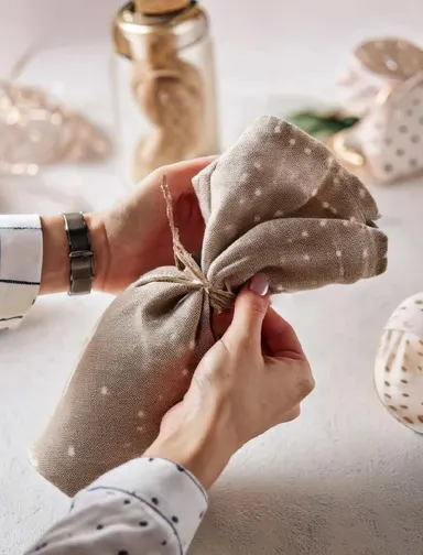 Method four: wrap a wine bottle with a tea towel - Image