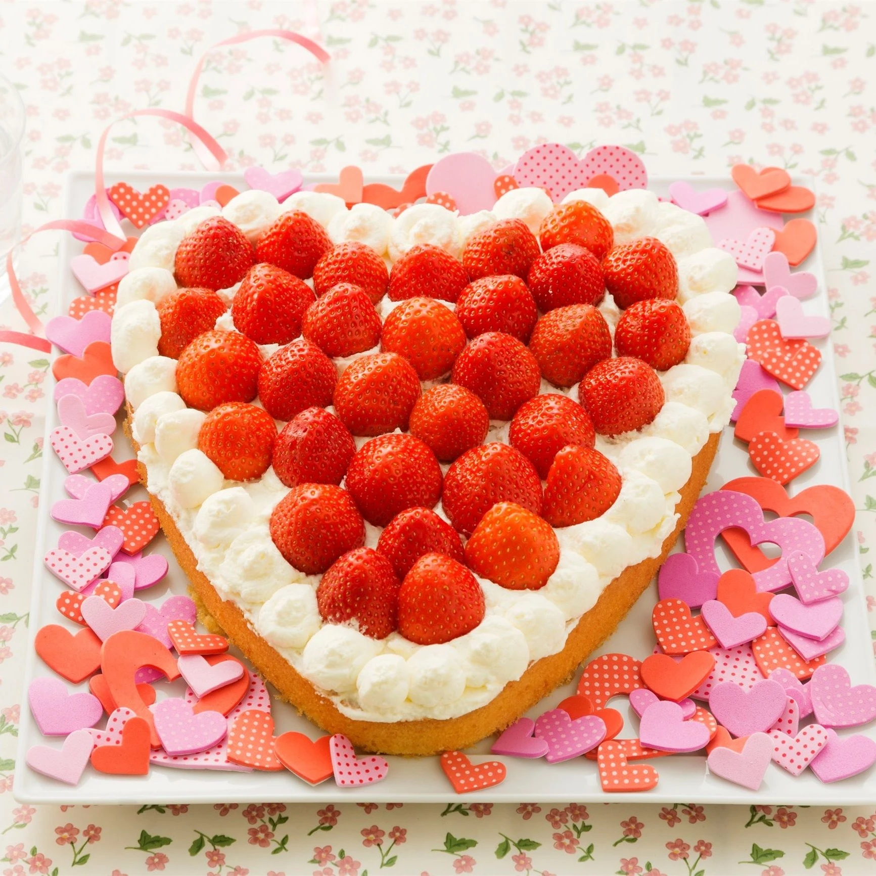 Recept: Aardbeientaart van cake en slagroom - Bakken.nl