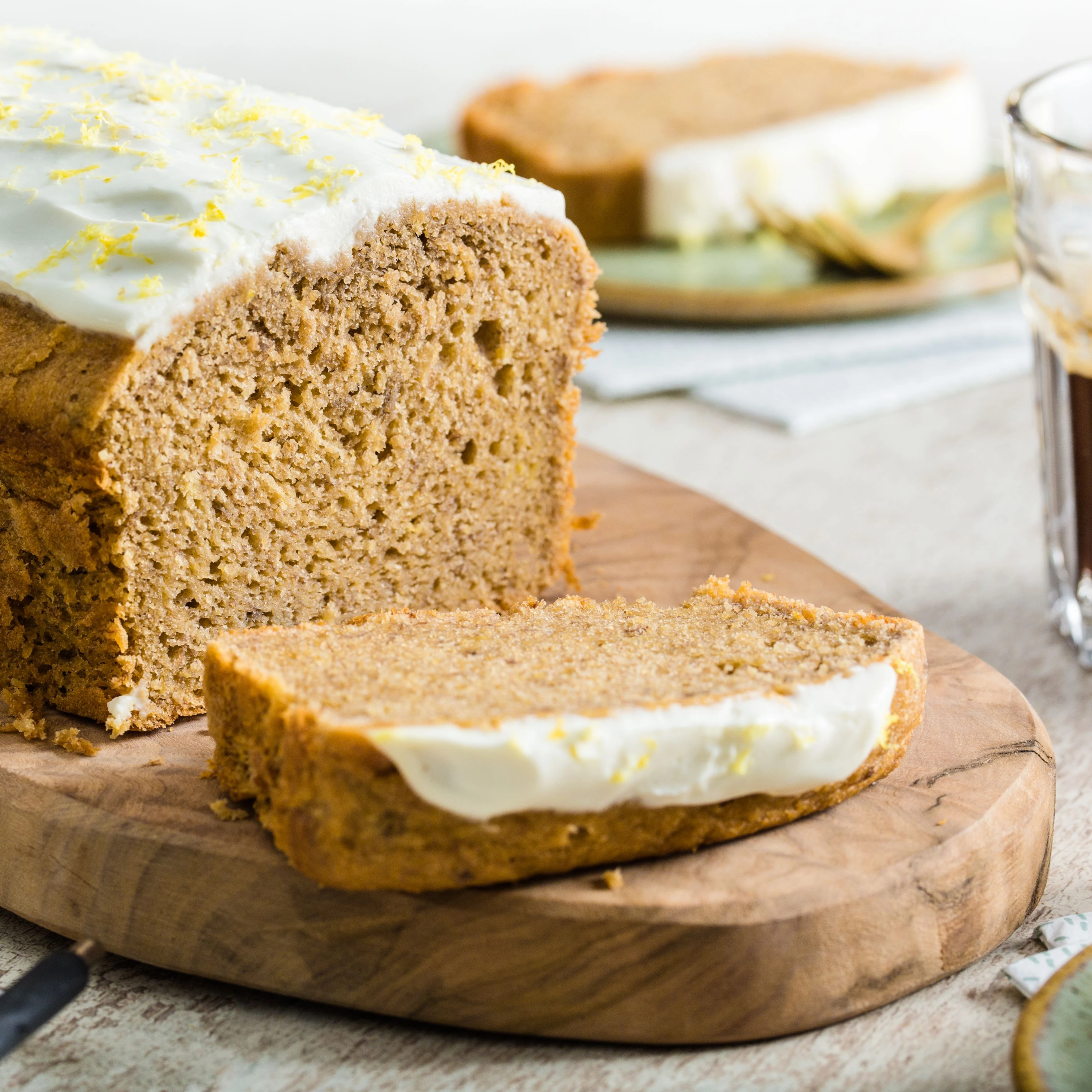 Recept: Bananenbrood met yoghurt topping - Bakken.nl