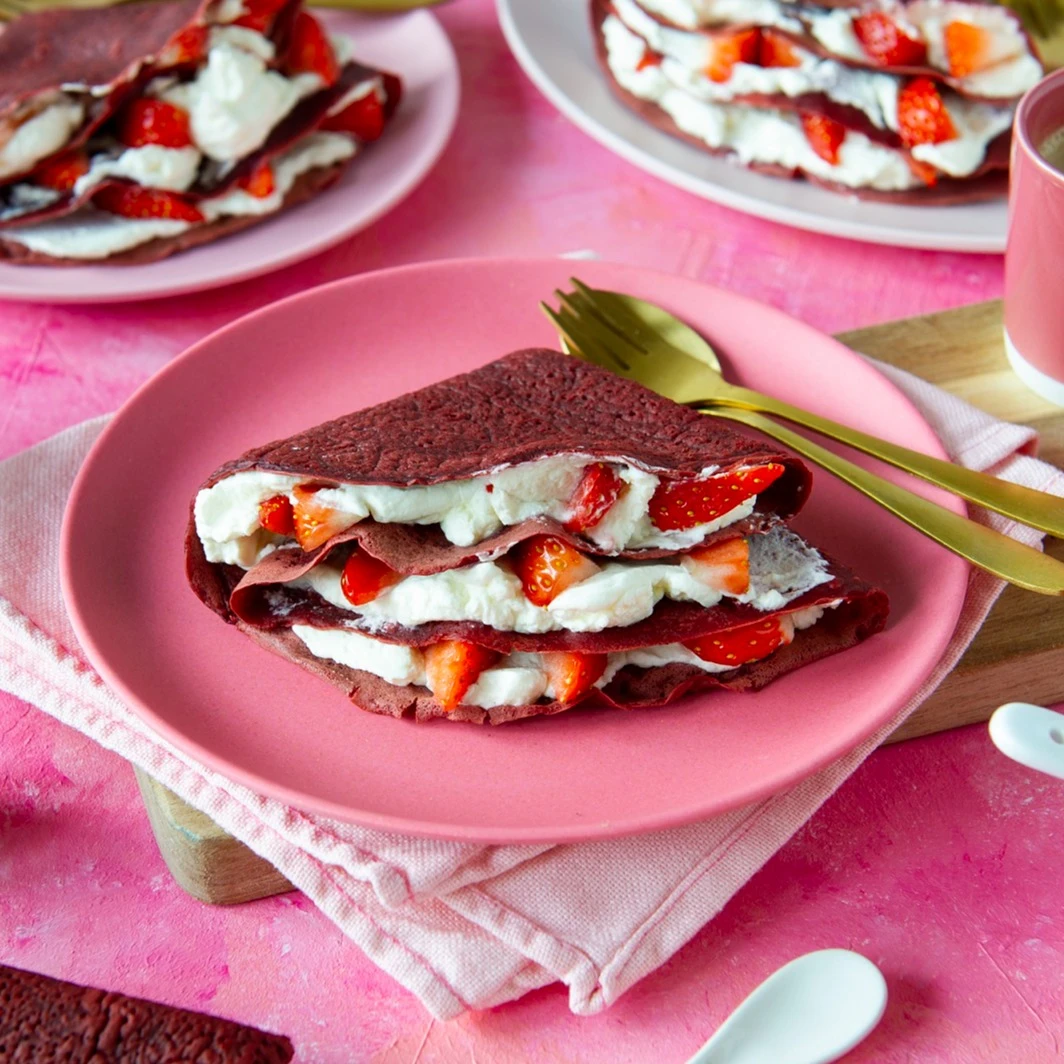 Recept: Red velvet pannenkoeken met slagroom - Bakken.nl