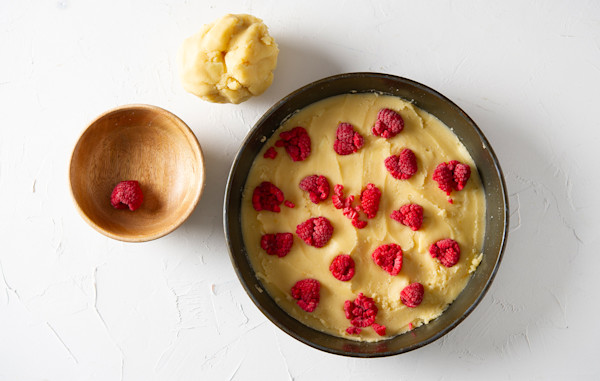 Boterkoek met citroen, frambozen en witte chocolade 