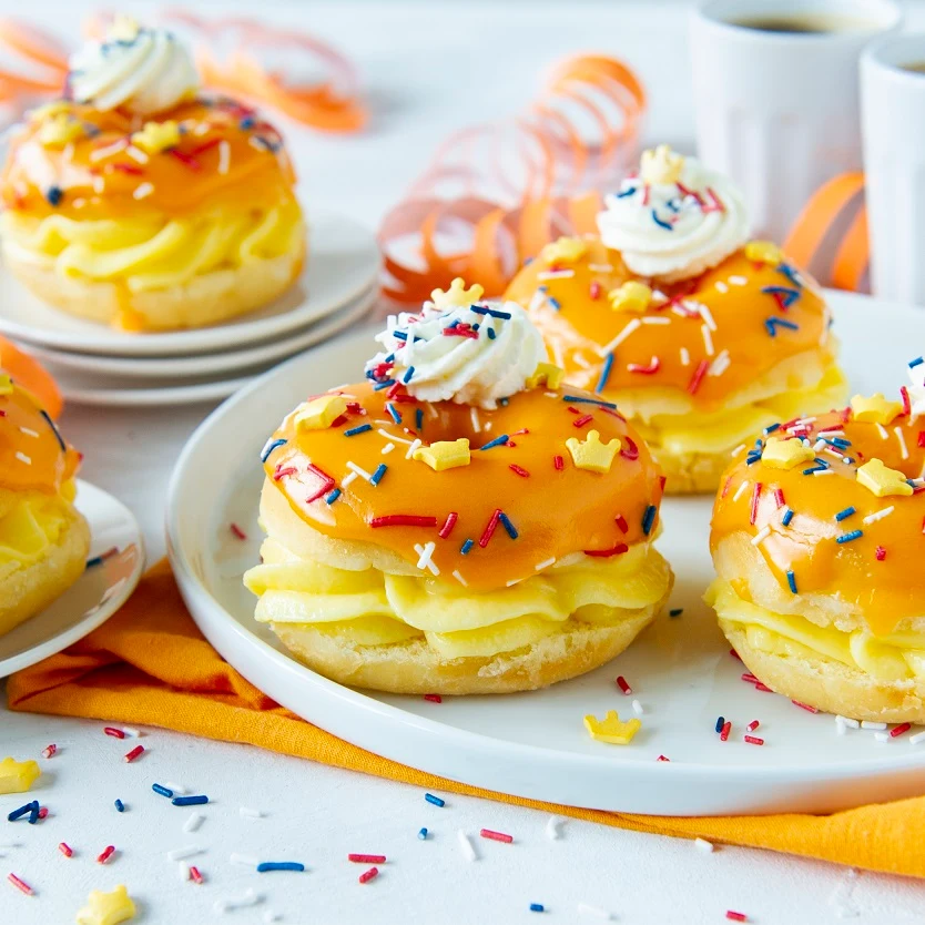 Recept: Oranje mini tompouce donuts - Bakken.nl