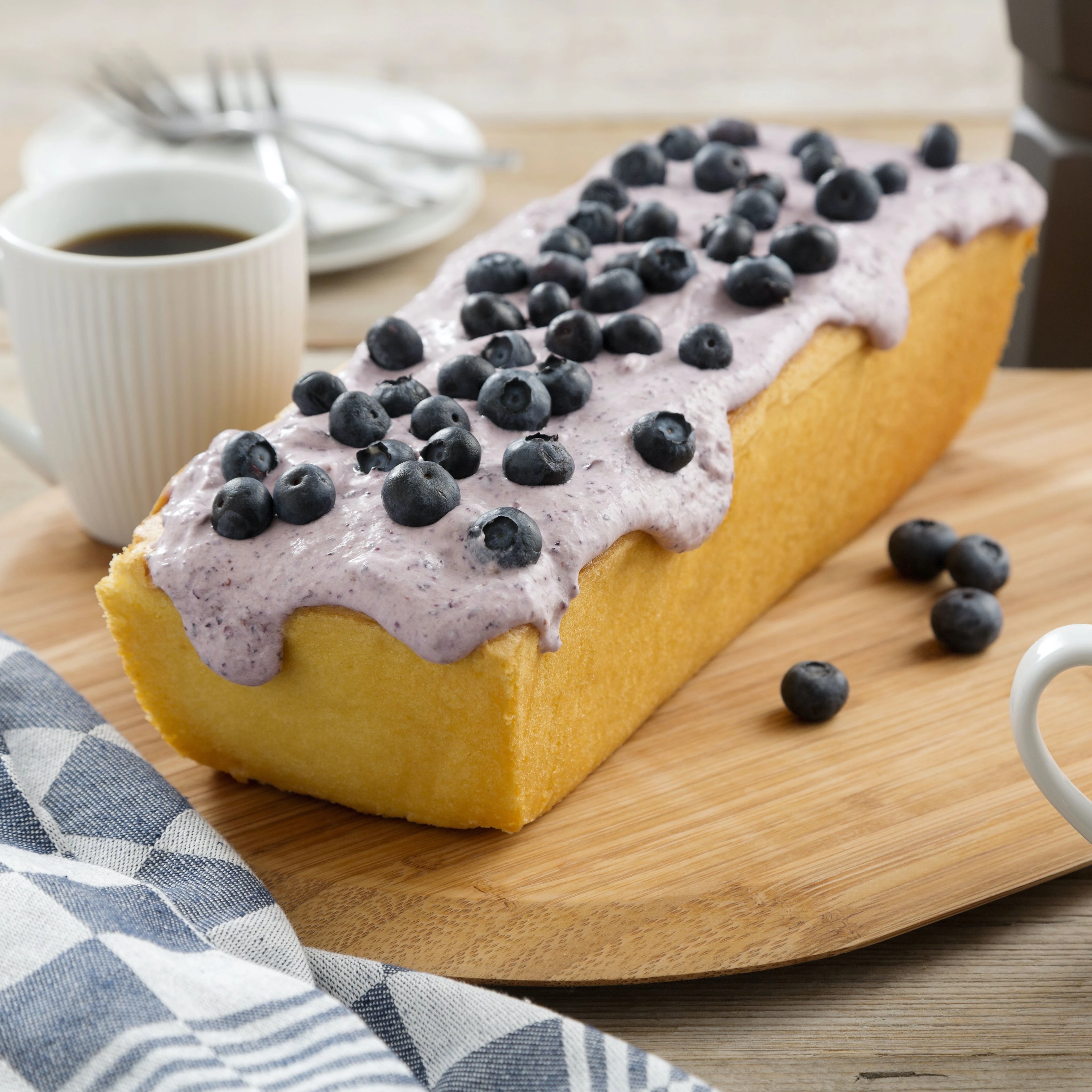 Recept: Kwarkcake met topping van hangop met bosbessen - Bakken.nl