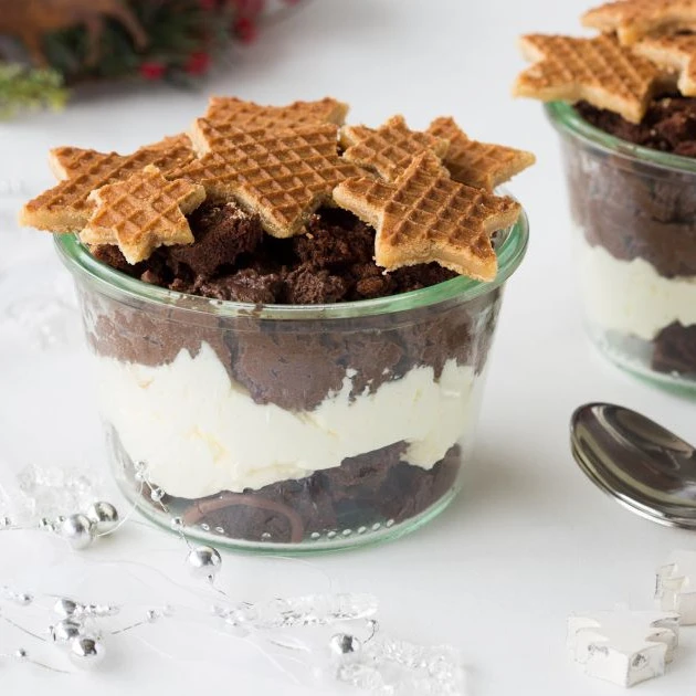 Recept: Kersttoetje: Chocolade trifle met stroopwafel - Bakken.nl