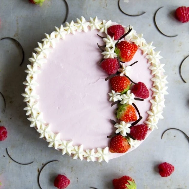Recept: Kwarktaart aardbei met chocoladekrullen - Bakken.nl