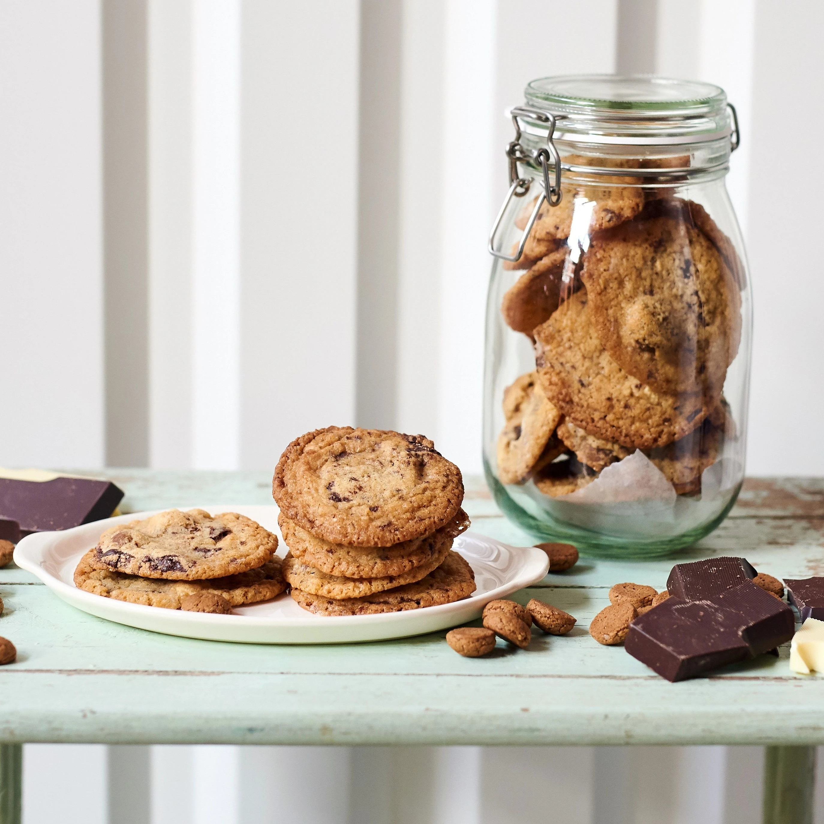 Recept: Chocokoeken van restjes chocoladeletters en kruidnoten - Bakken.nl
