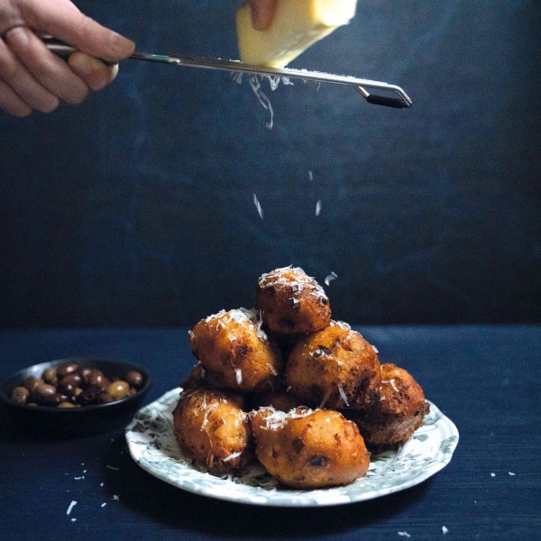 oliebollen met chorizo en manchego