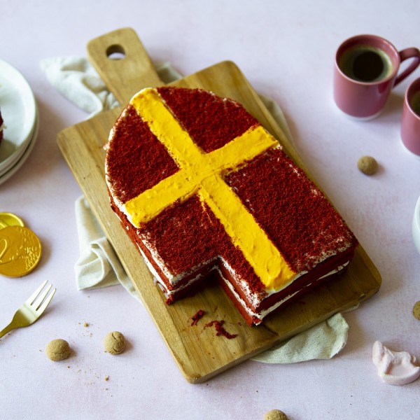 Red velvet mijter taart - Sinterklaastaart - Bakken.nl