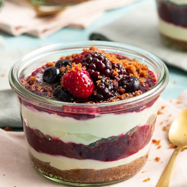 MonChou trifles met bessencoulis