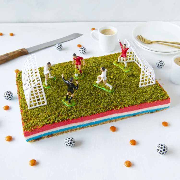 Recept: Voetbal kwarktaart met pistache en oranje M&M's - Bakken.nl