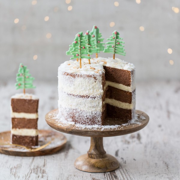 Chocolade-kokostaart met chocolade kerstbomen