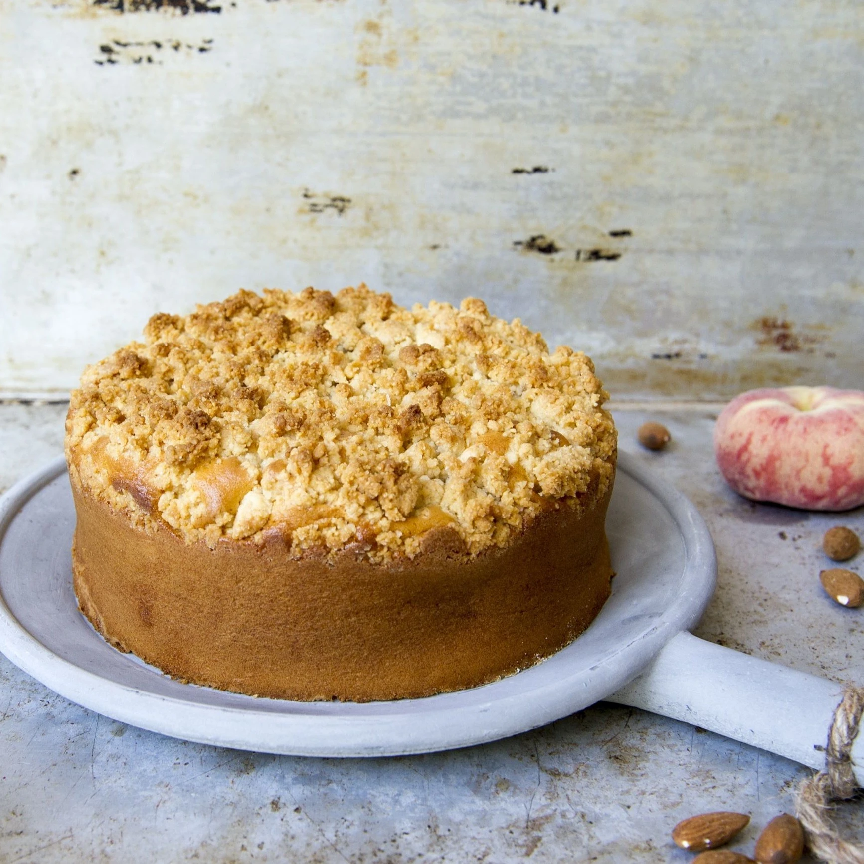 Recept: Kwarkcake met perzik en amandelkruimel - Bakken.nl