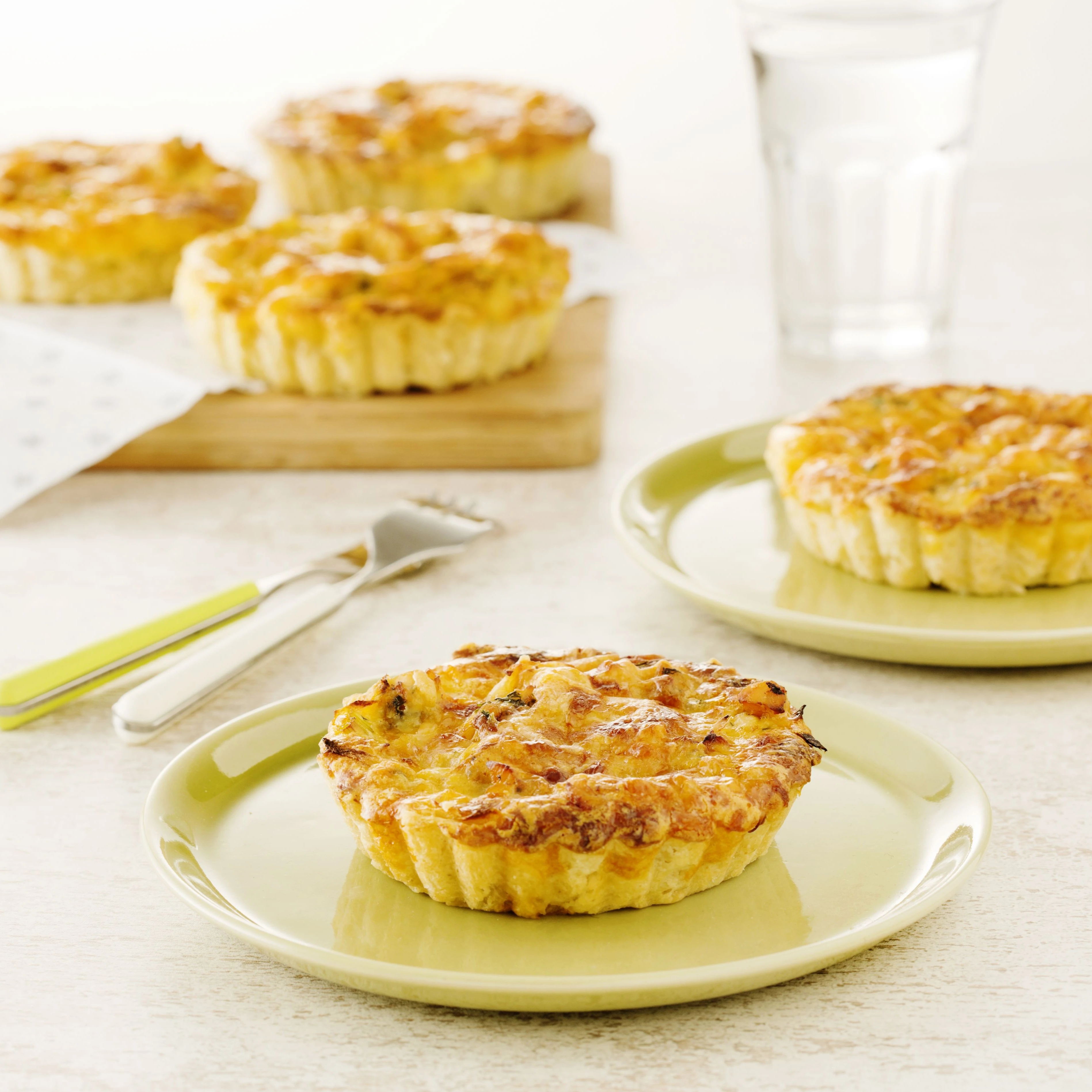 Recept: Hartige taartjes met kip en pittige kaas - Bakken.nl